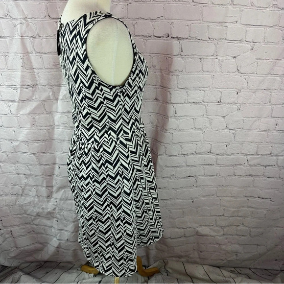 Maeve black white fit and flare sleeveless dress sz medium zig zag geometric - Picture 2 of 7